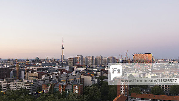 Fernsicht des Fernsehturms gegen den Himmel bei Sonnenuntergang  Berlin  Deutschland