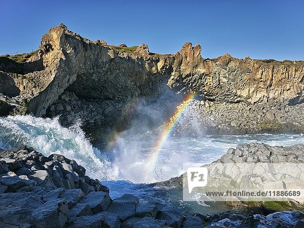 Regenbogen am Wasserfall Godafoss  Laugar  Fosshólli  Island  Europa