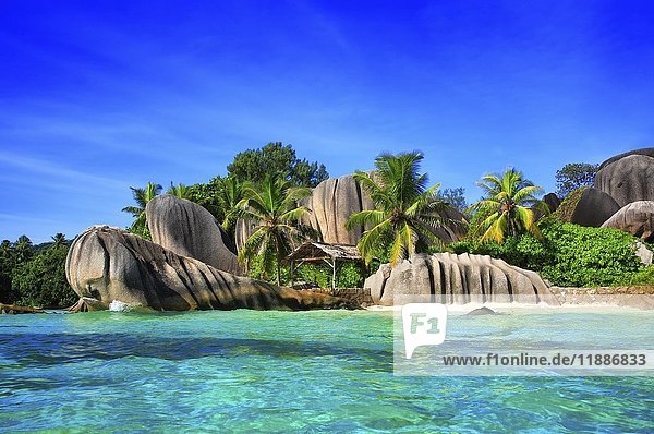Strand Source d'Argent mit Granitfelsen  La Digue  Indischer Ozean  Seychellen  Afrika