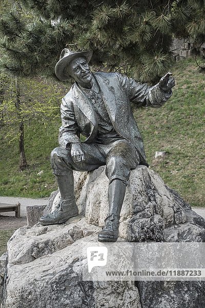 Luis Trenker  1892-1990  deutscher Alpinist  Schauspieler  Regisseur und Schriftsteller  Denkmal im Heimatort St. Ulrich in Gröden  Südtirol  St. Ulrich  Trentino-Südtirol  Italien  Europa