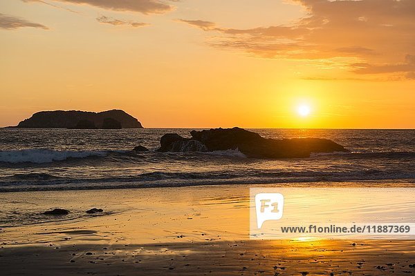 Sonnenuntergang am Playa Espadilla Nationalpark Manuel Antonio Costa Rica Mittelamerika