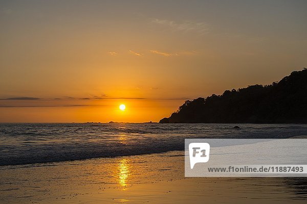 Sonnenuntergang am Playa Espadilla  Nationalpark Manuel Antonio  Costa Rica  Mittelamerika