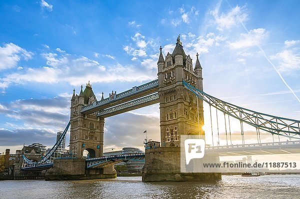 Tower Bridge über die Themse bei Sonnenuntergang  London  England  Vereinigtes Königreich  Europa
