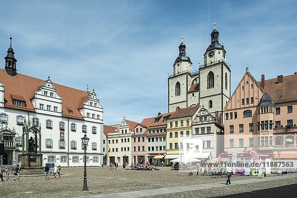 Marktplatz mit Rathaus  auf der Rückseite Pfarrkirche St. Marien  Lutherstadt Wittenberg  Sachsen-Anhalt  Deutschland  Europa