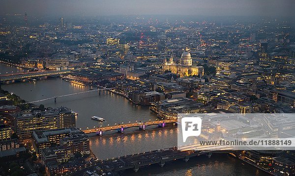 Blick auf die Themse mit London Bridge  Millenium Bridge und St. Paul's Cathedral  Dämmerung  Luftaufnahme  London  England  Vereinigtes Königreich  Europa
