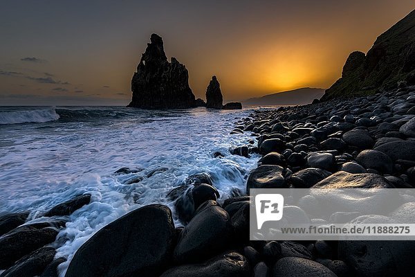 Felsformation Ribeira de Janela bei Sonnenaufgang mit schwarzen Steinen am Strand  Porto Moniz  Madeira  Portugal  Europa