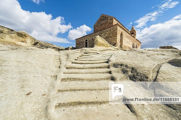 Treppe  die zur christlichen Fürstenbasilika aus dem 10. Jahrhundert führt  Höhlenstadt Uplistsikhe  bekannt als Festung des Herrn  Gori  Bezirk Shida Kartli  Georgien  Asien