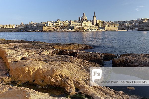 Blick vom Felsenufer von Valletta  von Sliema  Abendlicht  Valletta  Malta  Europa
