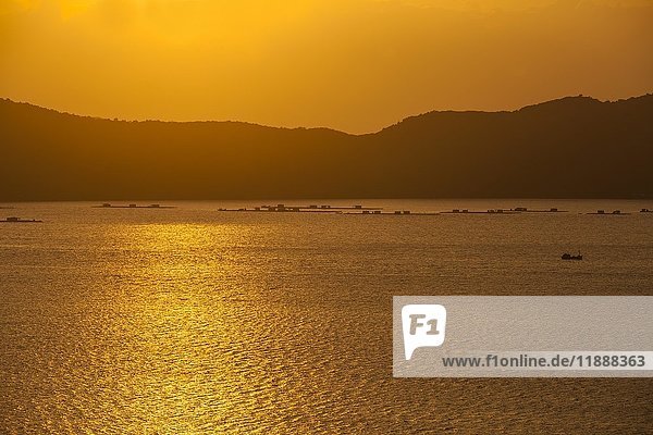 Sonnenuntergang über dem Meer  Nha Trang Bay  Hong Ong Island  Südchinesisches Meer  Vietnam  Asien
