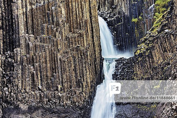 Wasserfall Hengifoss  Litlanesfoss  Valpjofsstaðir  Island  Europa