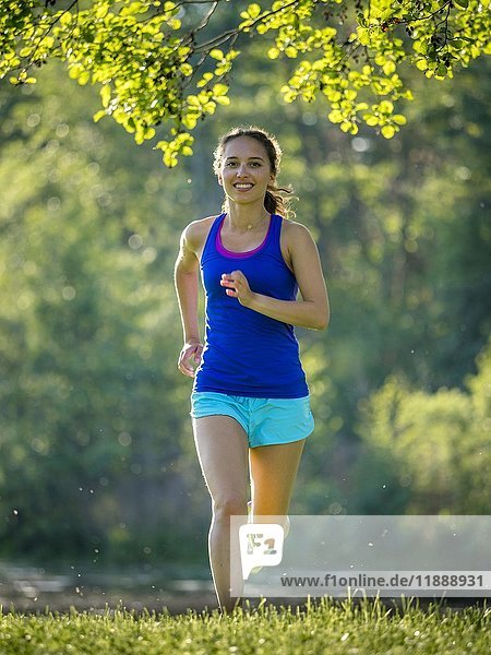 Frau beim Fitnesstraining  Laufen  schlank  sportlich  Talaue Waiblingen  Baden-Württemberg  Deutschland  Europa