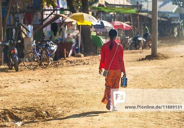 Junge einheimische Frau in buntem traditionellem Gewand  Straßenszene  Chaung Tha Beach  Myanmar  Asien