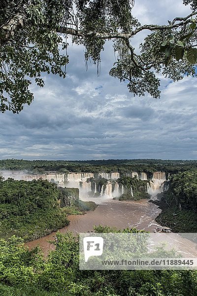 Iguazú-Wasserfälle des Flusses Iguazú  Grenzfluss zwischen Brasilien und Argentinien  Paraná  Brasilien  Südamerika