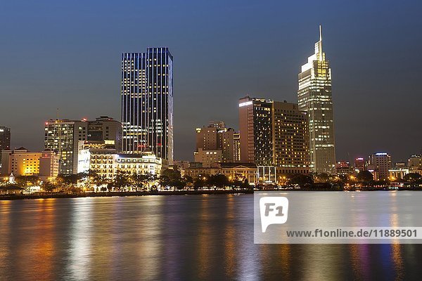 Skyline Saigon  Innenstadt mit Bitexo Tower  Bezirk 1  Abenddämmerung  Ho Chi Minh Stadt  Vietnam  Asien