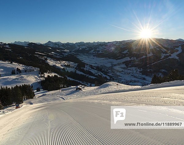 Frisch präparierte Skipiste mit Sonnenschein  Morgensonne  Blick auf das Brixental  Skiwelt Wilder Kaiser-Brixental  Hochbrixen  Brixen im Thale  Tirol  Österreich  Europa