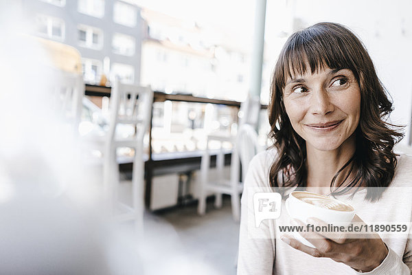 Frau im Café  Kaffeetrinken
