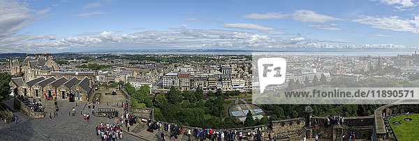 UK  Schottland  Edinburgh  Panoramablick von Edinburgh Castle auf die Stadt