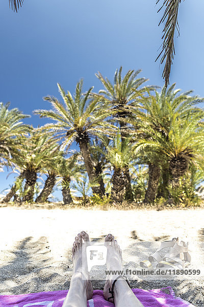 Griechenland,  Kreta,  Vai,  Füße der Frau am Strand entspannen