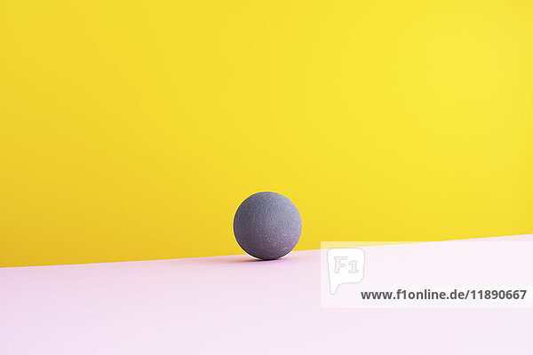 Kugel vor gelbem Hintergrund  3D-Rendering