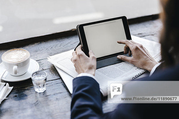 Geschäftsfrau mit digitalem Tablett in einem Cafe