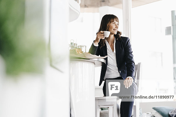 Geschäftsfrau sitzend im Café  Kaffee trinkend