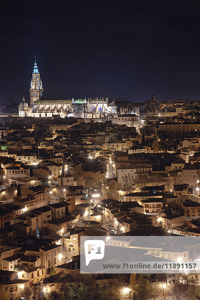 Spanien  Toledo  Blick auf beleuchtete Kathedrale und Stadtlandschaft bei Nacht