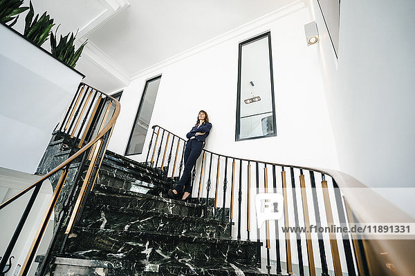 Erfolgreiche Geschäftsfrau auf der Treppe stehend