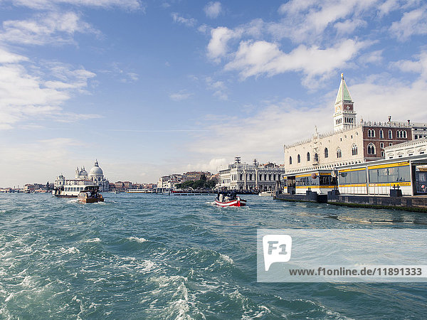 Italien  Venedig  Blick auf Dogenpalast und Campanile vom Boot aus gesehen
