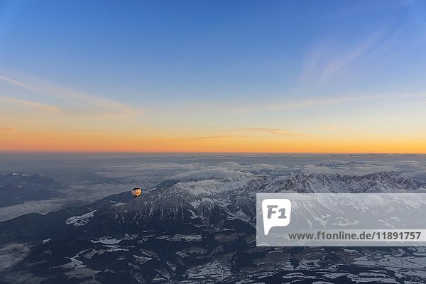Morgenlicht  Sonnenaufgang während einer Ballonfahrt  Blick auf die Alpen  Position ca. 5400 m über NN  über Neukirchen am Großvenediger  Blickrichtung Westendorf und Kitzbühel  Österreich  Europa