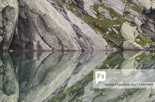 Felsen  die sich im Wasser spiegeln  Unterer Wildgerlos See  Gerlos  Österreich  Europa