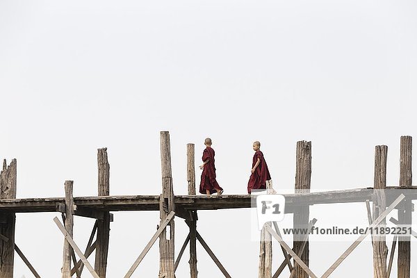 Mönche überqueren die U Bein-Brücke  Taungthaman-See  Region Mandalay  Myanmar  Asien