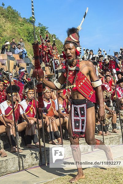 Stammesangehörige beim Hornbill Festival Kohima Nagaland Indien Asien