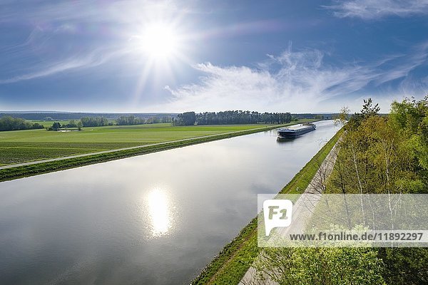 Frachtschiff auf dem Main-Donau-Kanal  bei Hilpoltstein  Fränkisches Seenland  Mittelfranken  Franken  Bayern  Deutschland  Europa