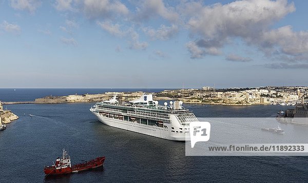 Kreuzfahrtschiff Legend of the Seas  Ausfahrt Grand Harbor  Valletta  Malta  Europa