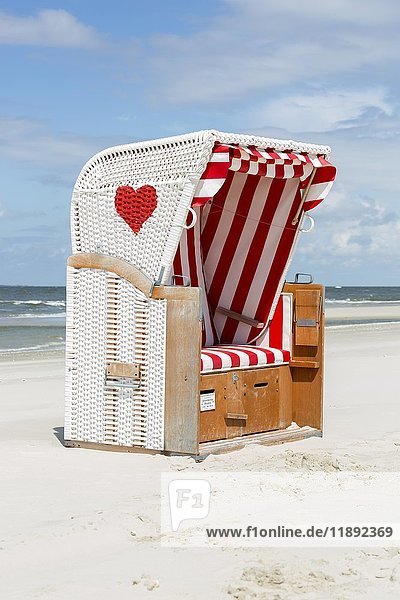 Strandkorb mit rotem Herz am Strand Amrum Nordfriesische Inseln Schleswig-Holstein Deutschland Europa