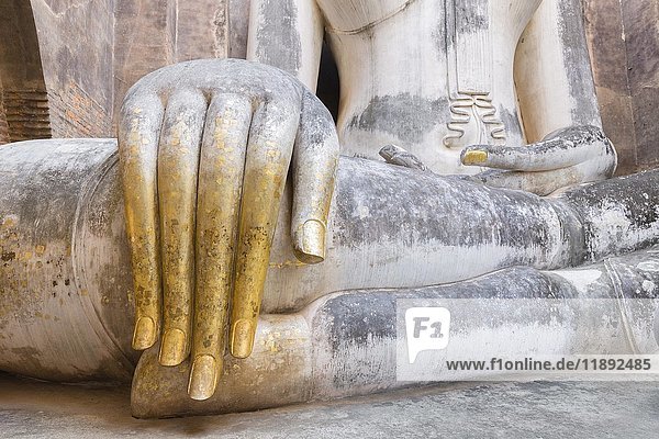 Vergoldete Hand des Phra Atchana Buddha  Wat Si Chum Tempel  Sukhothai  Thailand  Asien