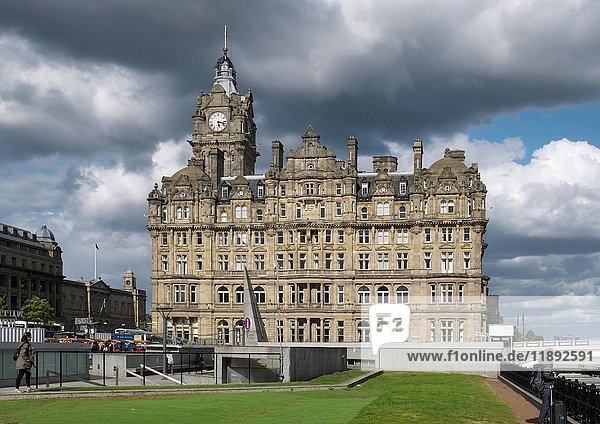Balmoral Hotel mit Uhrenturm  Edinburgh  Schottland  Vereinigtes Königreich  Europa