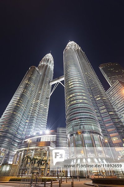 Petronas-Zwillingstürme in der Abenddämmerung  Kuala Lumpur  Malaysia  Asien