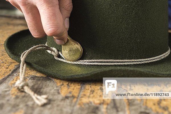 Anziehen der Formschnur um einen Wollfilzhut mit Hilfe eines Bügeleisens  Hutmacherwerkstatt  Bad Aussee  Steiermark  Österreich  Europa