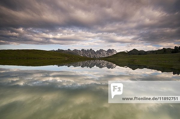 Kalkkögelgebirge  das sich in einem kleinen See spiegelt  Tirol  Österreich  Europa