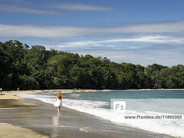 Karibik Strand Frau geht spazieren Punta Uva Puerto Viejo Costa Rica Mittelamerika