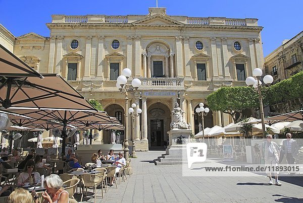 Nationalbibliothek und Cafés auf dem Platz der Republik  Valletta  Malta  Europa