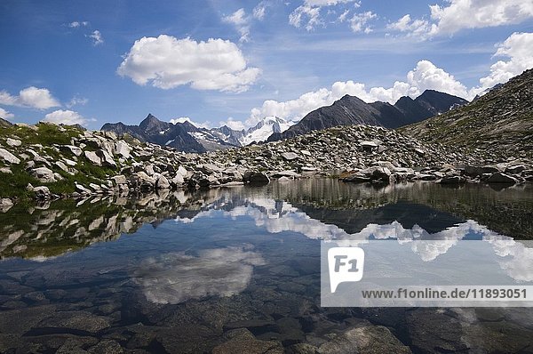 Blick von einem kleinen Bergsee auf dem Zillertaler Hauptkamm im Gebirgs-Naturpark Zillertaler Alpen  Tirol  Österreich  Europa