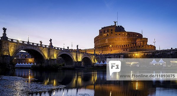 Beleuchtetes Castel Sant'Angelo und Brücke Ponte Sant'Angelo im Morgengrauen Rom Latium Italien Europa
