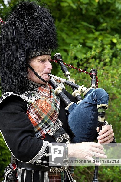 Dudelsackspieler  Inveraray  Argyll und Bute  Schottland  Vereinigtes Königreich  Europa