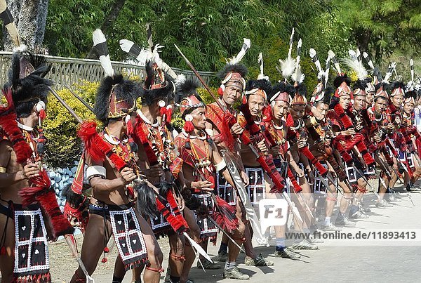 Darsteller von Naga-Stammesgruppen stehen in einer Reihe  um Beamte beim Hornbill Festival in Kohima  Nagaland  Indien  Asien  zu begrüßen.