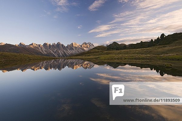 Kalkkögelgebirge  das sich in einem kleinen Bergsee spiegelt  Tirol  Österreich  Europa