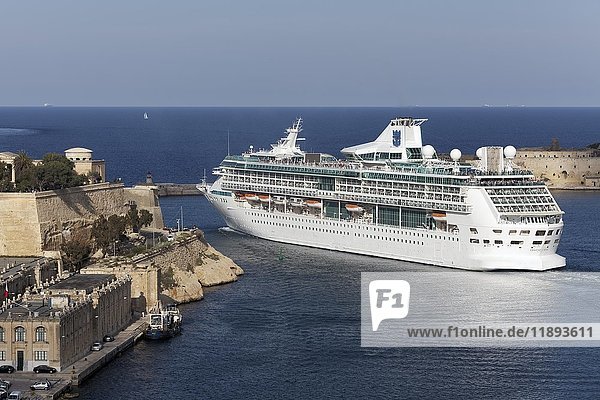 Kreuzfahrtschiff Legend of the Seas  Ausfahrt Grand Harbor  Valletta  Malta  Europa