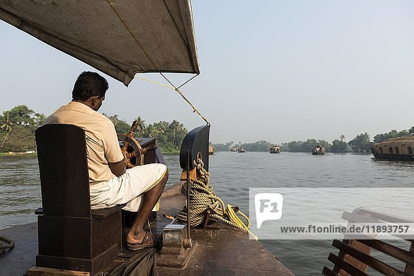 Bootsmann auf Kettuvallam  Hausboot  Backwaters bei Alappuzha  Malabarküste  Kerala  Indien  Asien
