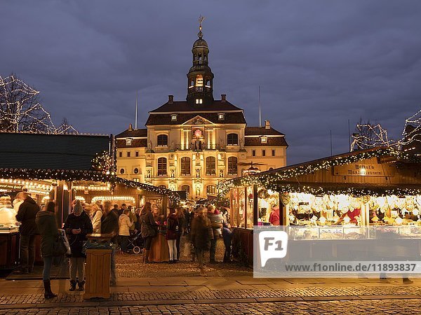 Town Hall  Christmas Market  market square  Lüneburg  Lower Saxony  Germany  Europe